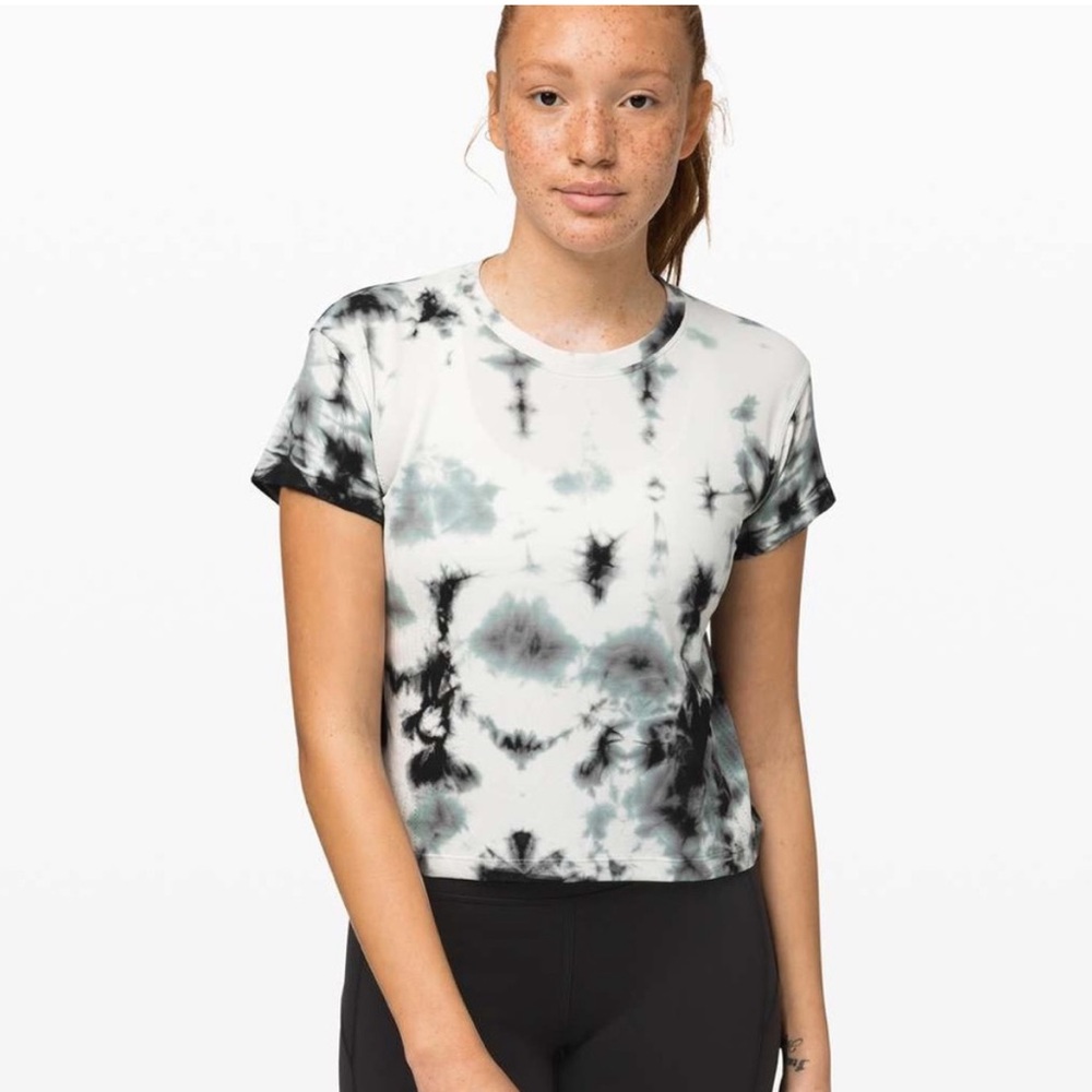 Lululemon Train to Be Short Sleeve *Shibori
Deep Coal / Deep Coal Size M